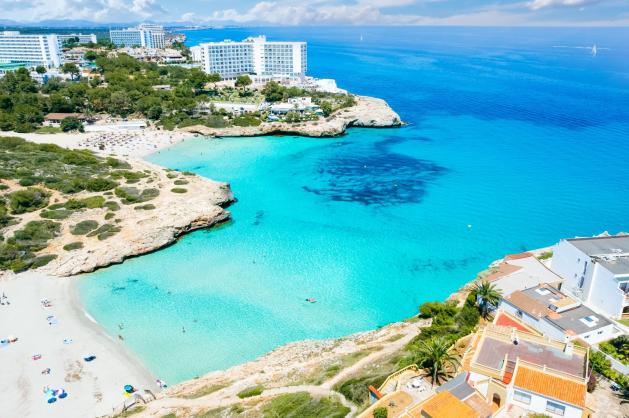 Písečná pláž Cala Domingos u letoviska Calas de Mallorca