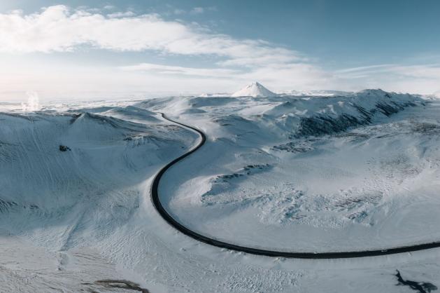 Klikatá silnice v zasněžené krajině