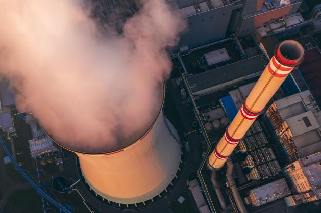 Letecký pohled na chladicí věž a komín elektrárny