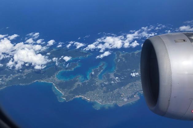 Pobřeží a laguny pod letadlem při přeletu nad ostrovy.