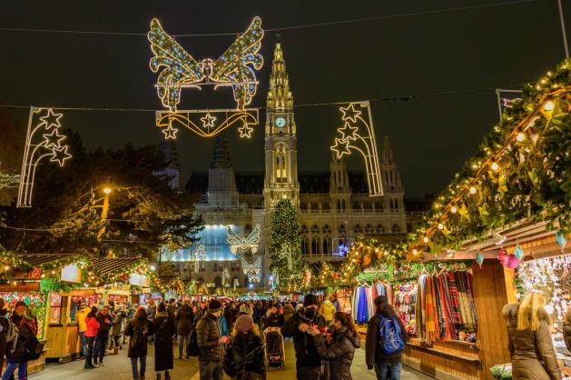 Stánky, světelná výzdoba a radnice 