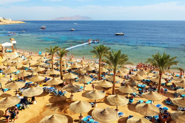 Rušná pláž v Hurghadě plná turistů