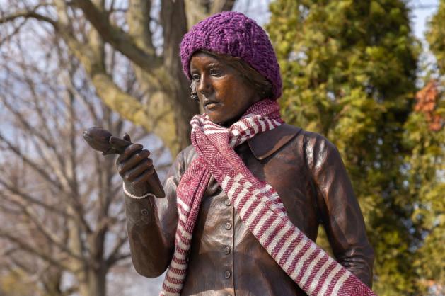 Detail bronzové sochy ženy 