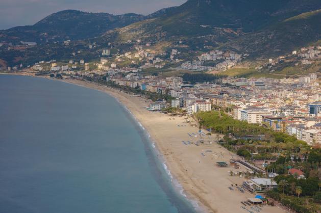 Dlouhá písečná pláž táhnoucí se podél města