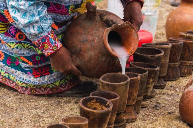 Peruánská žena nalévá zkvašenou chichu