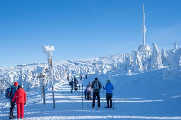 Turisté na zasněžené horské cestě