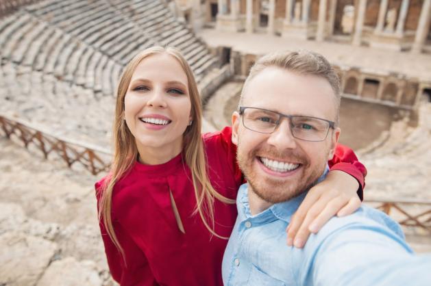 Pár si fotí selfie