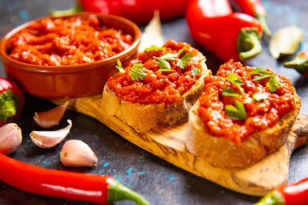 ajvar na chlebu