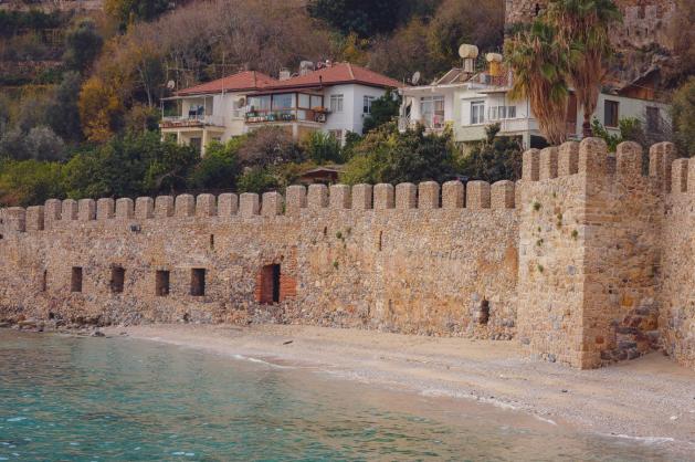 Staré hradby táhnoucí se podél pobřeží 