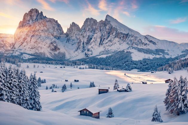 Zasněžená horská krajina Dolomit 