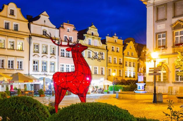 Pohled na náměstí s jelenem