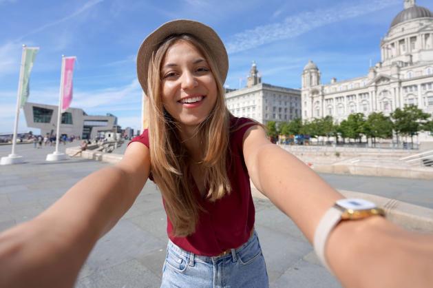 Žena pořizující selfie