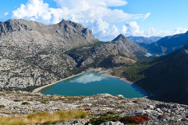 Divoká příroda a tyrkysové vody v pohoří Tramuntana