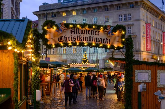 Tradiční vánoční trh s dřevěnými stánky a slavnostní výzdobou