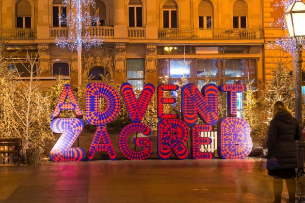 Nápis obklopený vánoční výzdobou