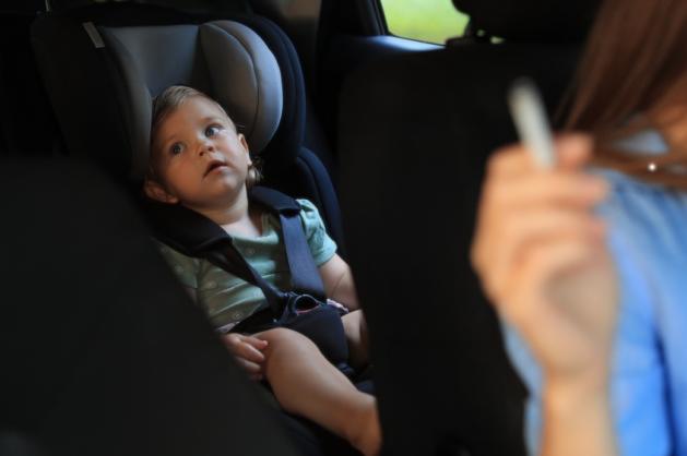 žena kouřící v autě s dítětem