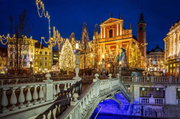 Osvětlené staré centrum Lublaně 