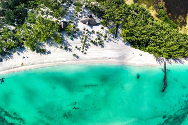 Bílý písek a mělká tyrkysová laguna
