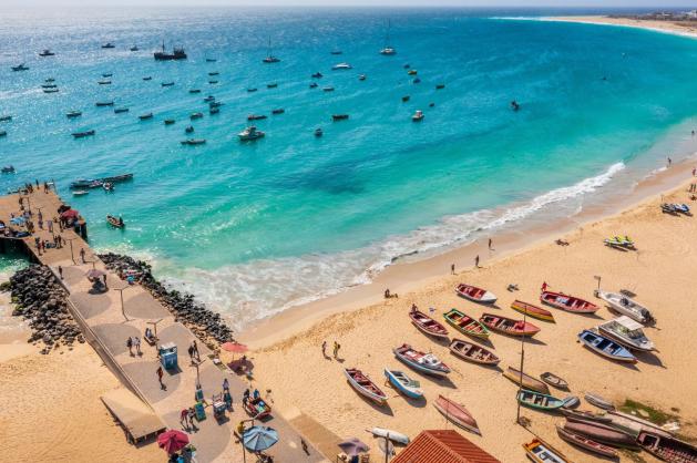 Pohled na pláž, molo a lodě 