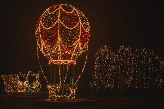 Instalace v podobě horkovzdušného balónu 