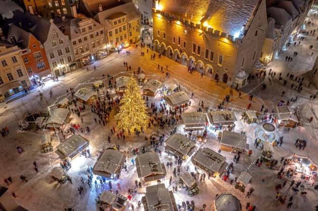 Letecký pohled na zasněžené estonské náměstí 