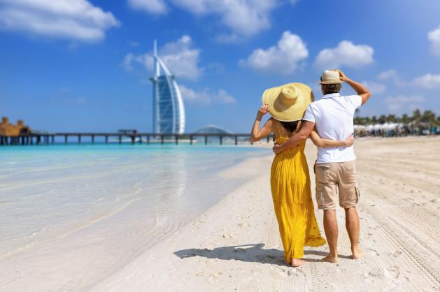 Pár se dívá na slavný hotel Burj Al Arab 