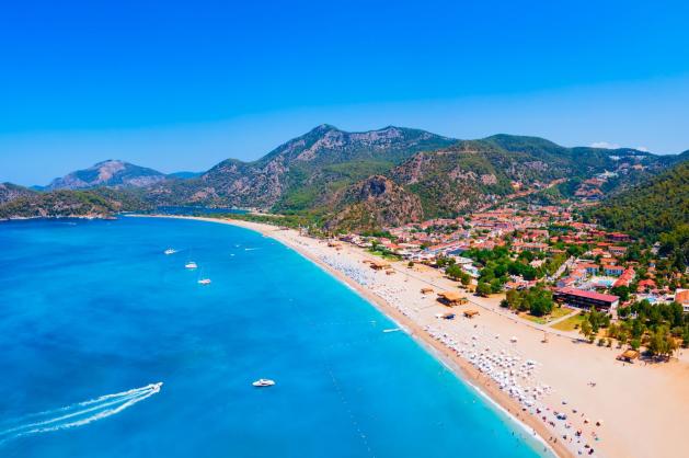 Panoramatický pohled na tyrkysové moře a pláž Ölüdeniz 