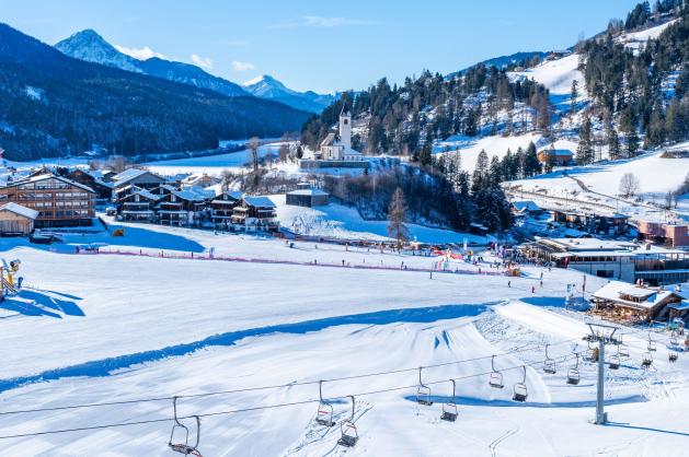 Lyžařské středisko v Tyrolsku s upravenými sjezdovkami.