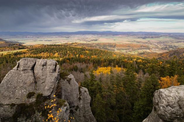 Skalní vyhlídka s pohledem na podzimní krajinu 