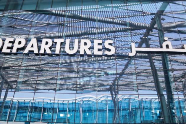 Moderní terminál s označením odletů 