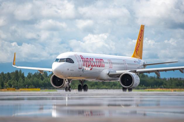 Letadlo Pegasus Airlines po přistání na letišti