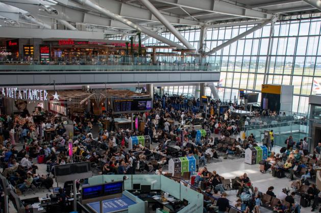 Zaplněná odletová hala letiště Heathrow 