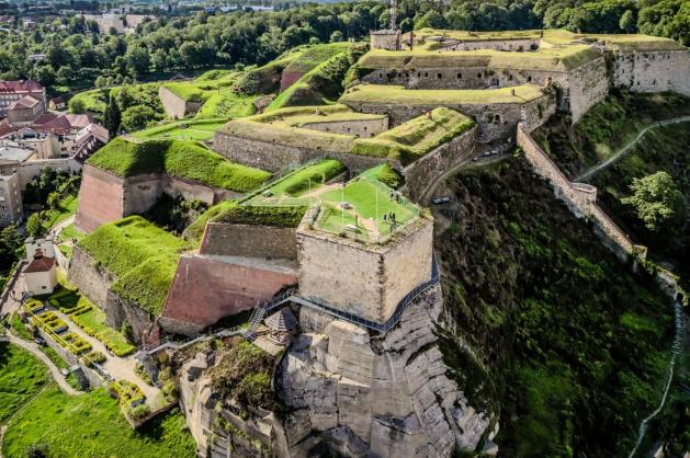 Letecký pohled na rozlehlou pevnost 