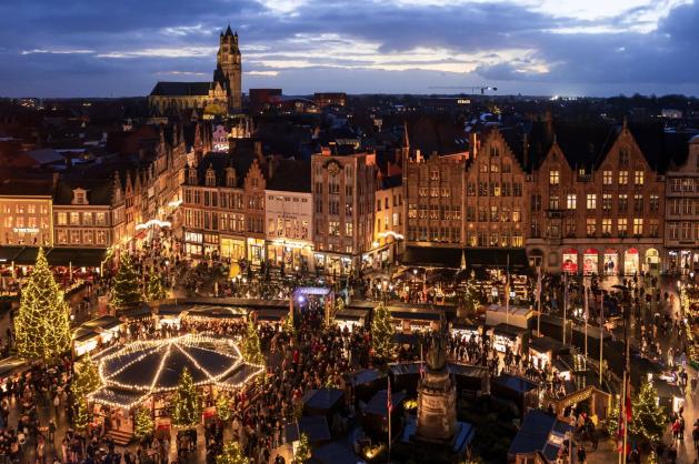 Letecký pohled na osvětlené adventní trhy 