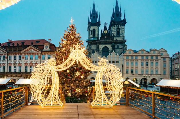 Světelná brána uprostřed tržiště 