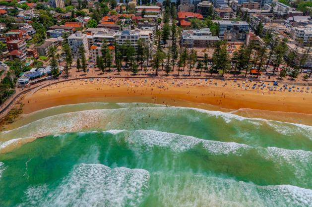 Městská pláž s vlnami oceánu