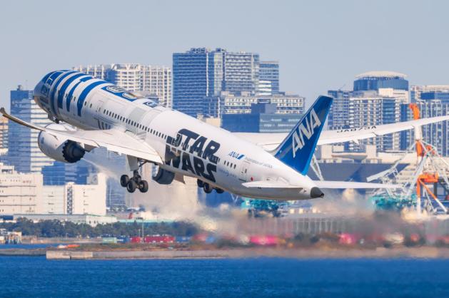 Letadlo společnosti ANA s motivem R2-D2 vzlétající z tokijského letiště.