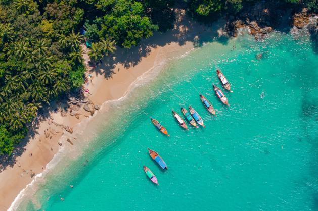 Tropická zátoka obklopená zelení