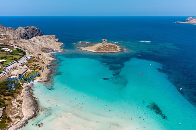 Mělké tyrkysové moře u pobřeží