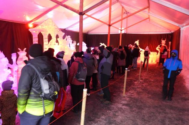 Ledové sochy lákají davy návštěvníků