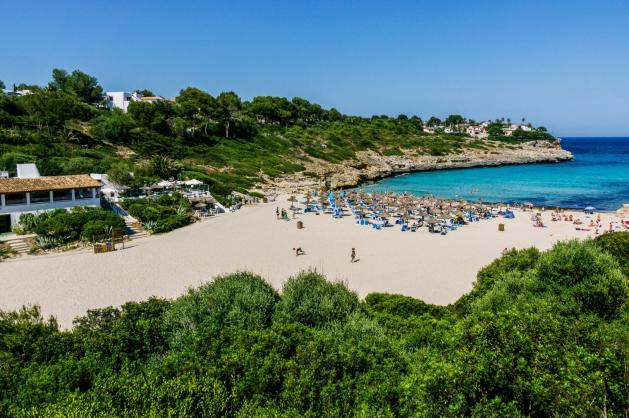 Pohled na pláž Cala Mendia v ranním světle