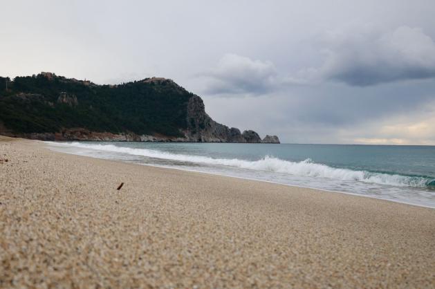 Prázdná písečná pláž s vyhlídkou na útesy 