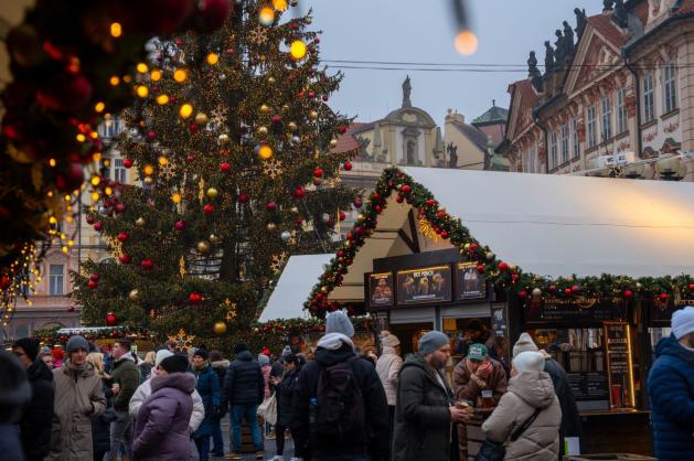 Návštěvníci u vánočních stánků 