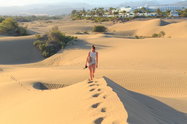 Chůze po písečných dunách u oceánu