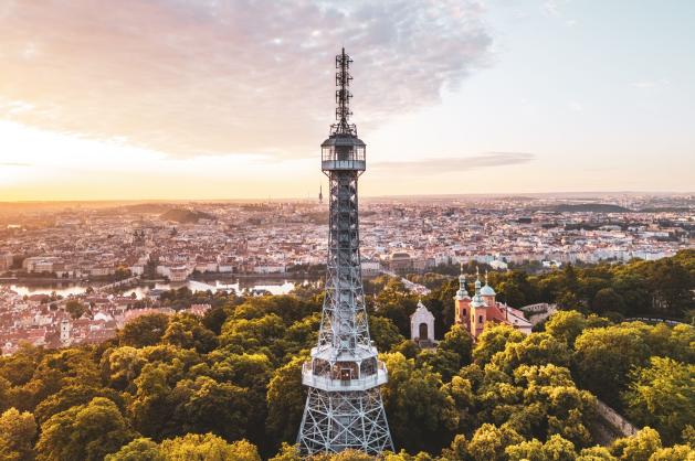 Petřínská rozhledna vystupující nad korunách stromů 