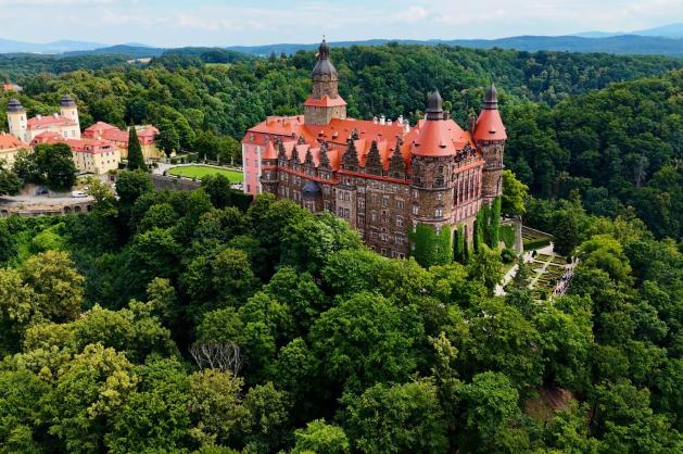 Letecký snímek pohádkového zámku 