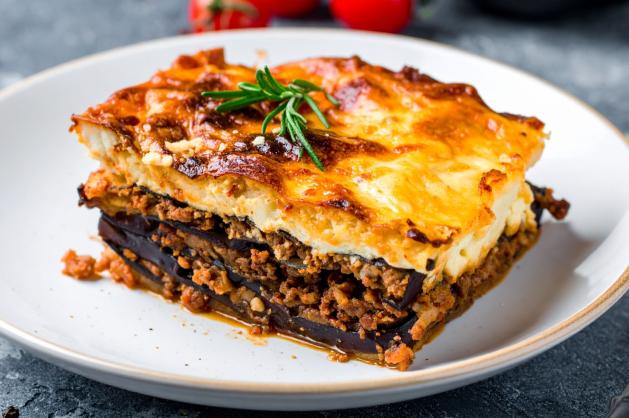 Naservírovaný kousek musaky na talíři