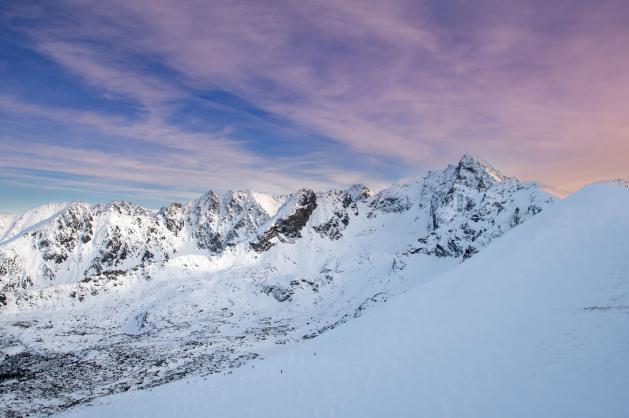 Zasněžené štíty Vysokých Tater při západu slunce