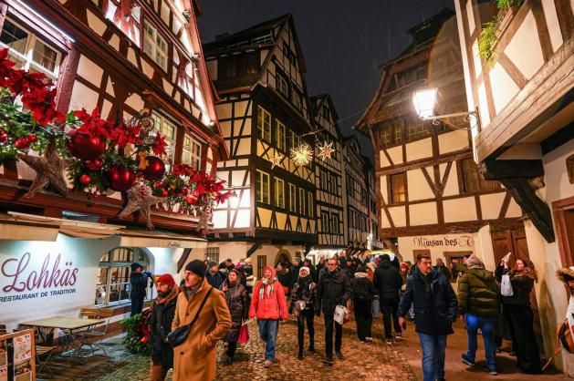 Historické domy zdobené vánoční výzdobou