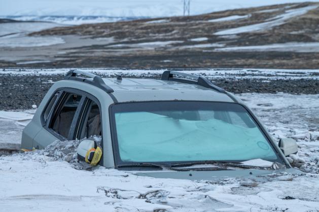 Auto zapadlé v ledové krajině